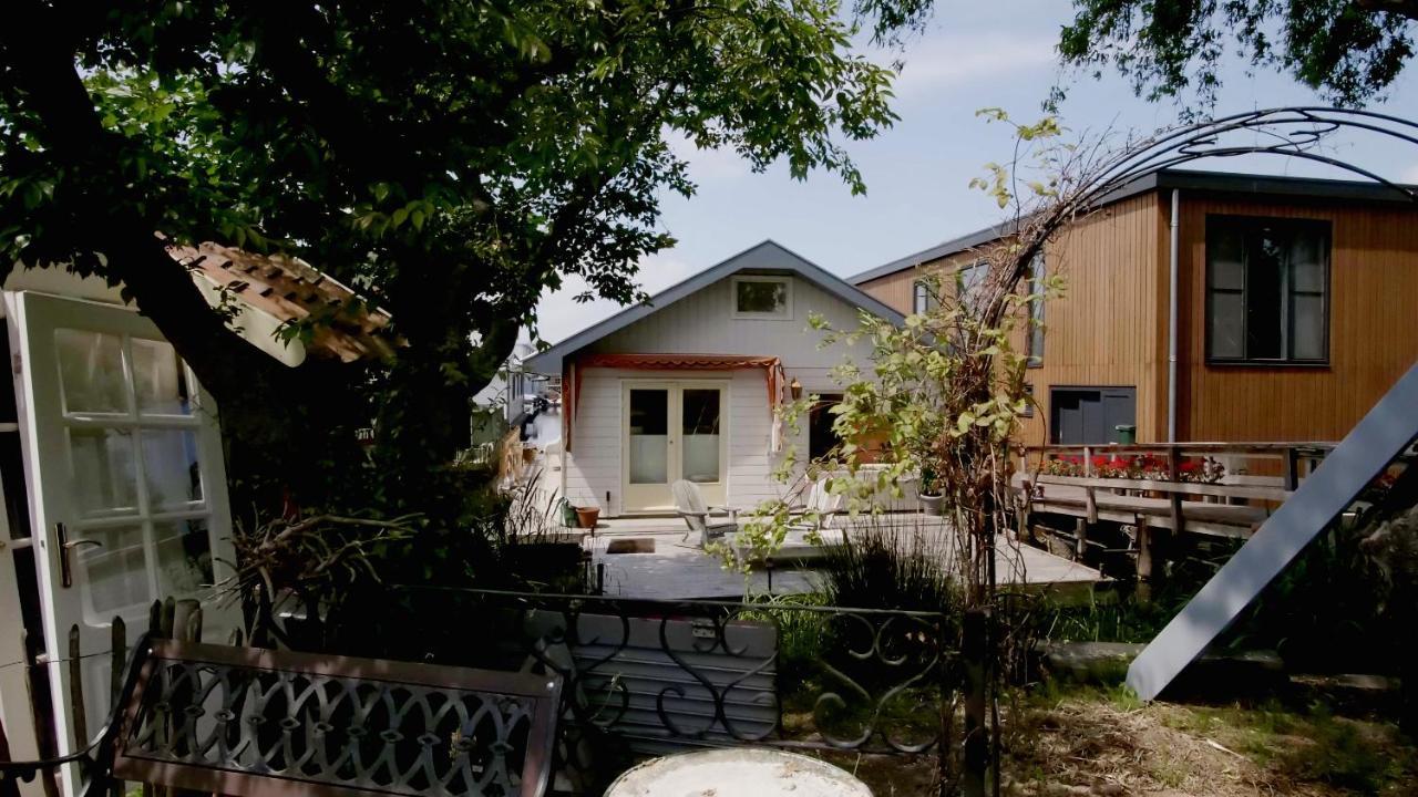 Houseboat Apartment With Water Terrace, Free Parking, Free Bikes & Fast Wifi Amesterdão Exterior foto